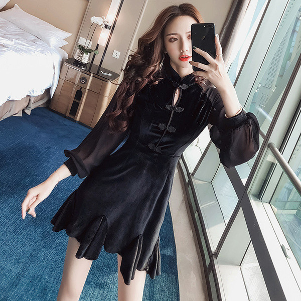 Új modell női ruha tüll ujjakkal, fekete színben