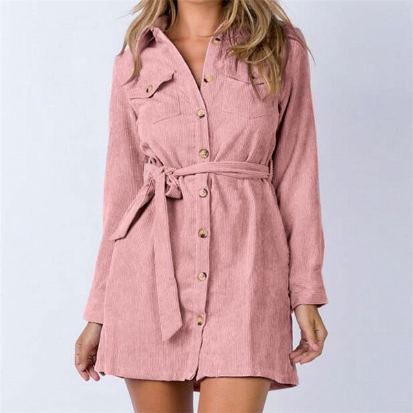 Rochie scurtă de damă modernă cu mâneci lungi și nasturi de culoare roz