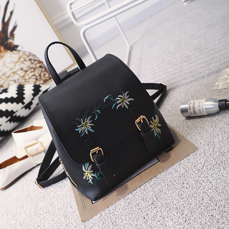 Női bőr hátizsák több színben hímzéssel