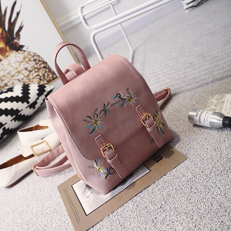 Női bőr hátizsák több színben hímzéssel