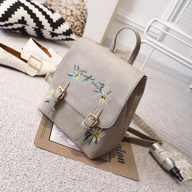 Női bőr hátizsák több színben hímzéssel