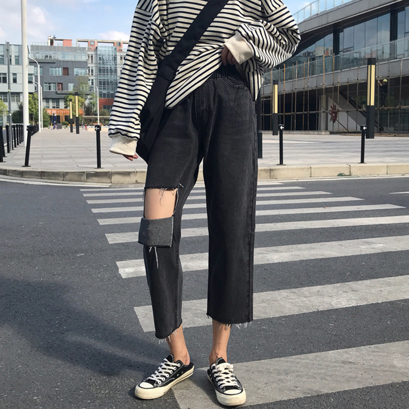 Blugi de dama de culoare inchisa cu motive rupte