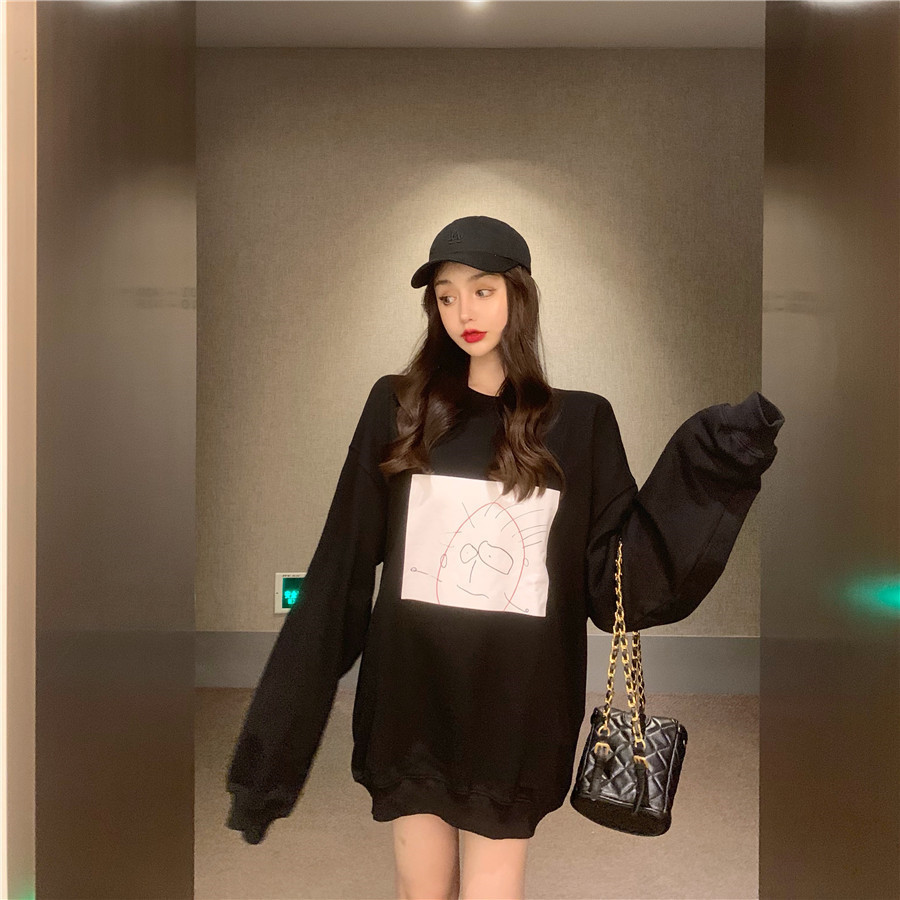 Bluză lungă de damă neagră cu aplicație