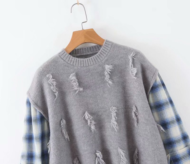 Női pulóver ovális nyakkivágással és kockás ujjakkal