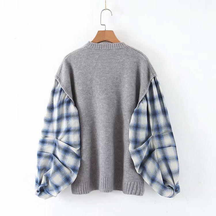 Női pulóver ovális nyakkivágással és kockás ujjakkal