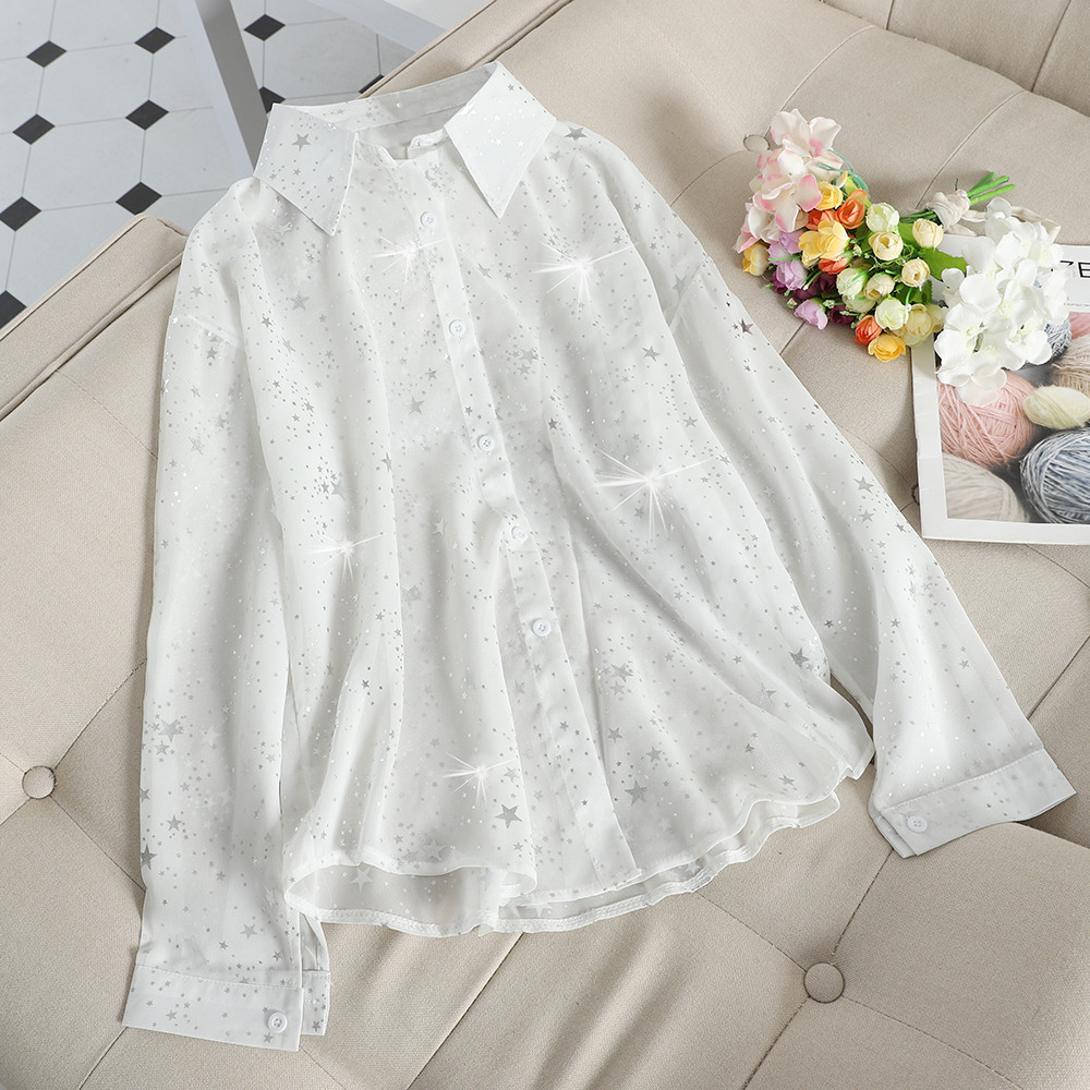 Μοντέρνο γυναικείο πουκάμισο με γυαλιστερό αποτέλεσμα σε μαύρο και άσπρο χρώμα