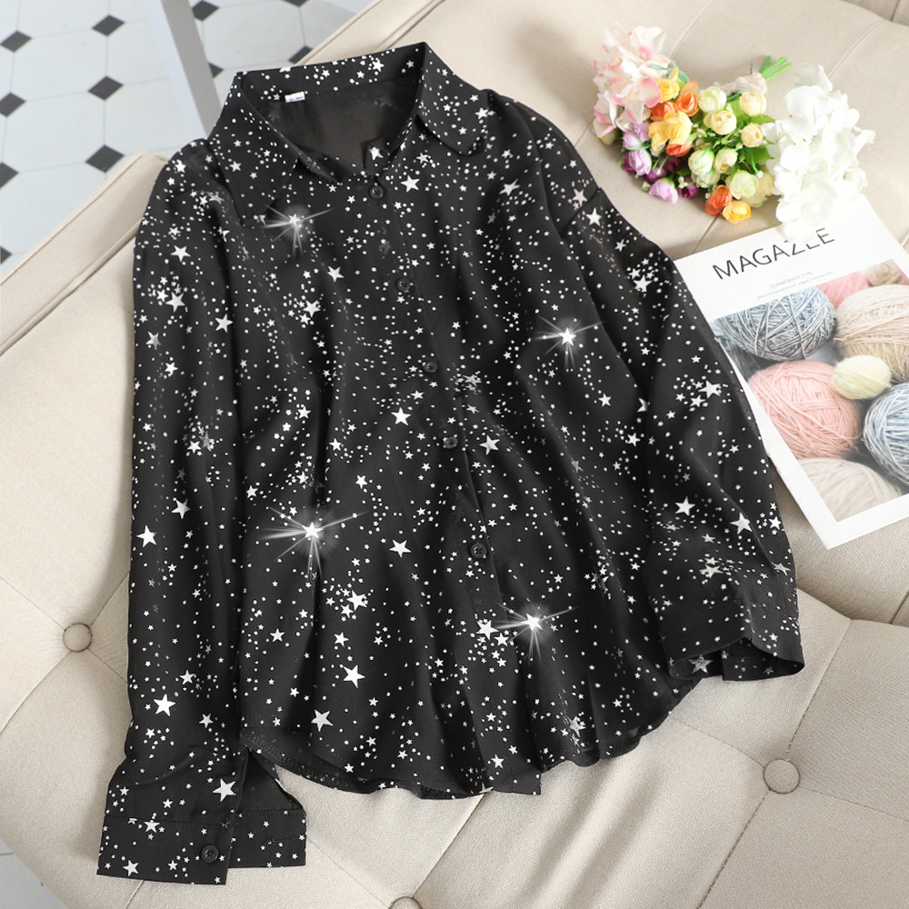 Μοντέρνο γυναικείο πουκάμισο με γυαλιστερό αποτέλεσμα σε μαύρο και άσπρο χρώμα