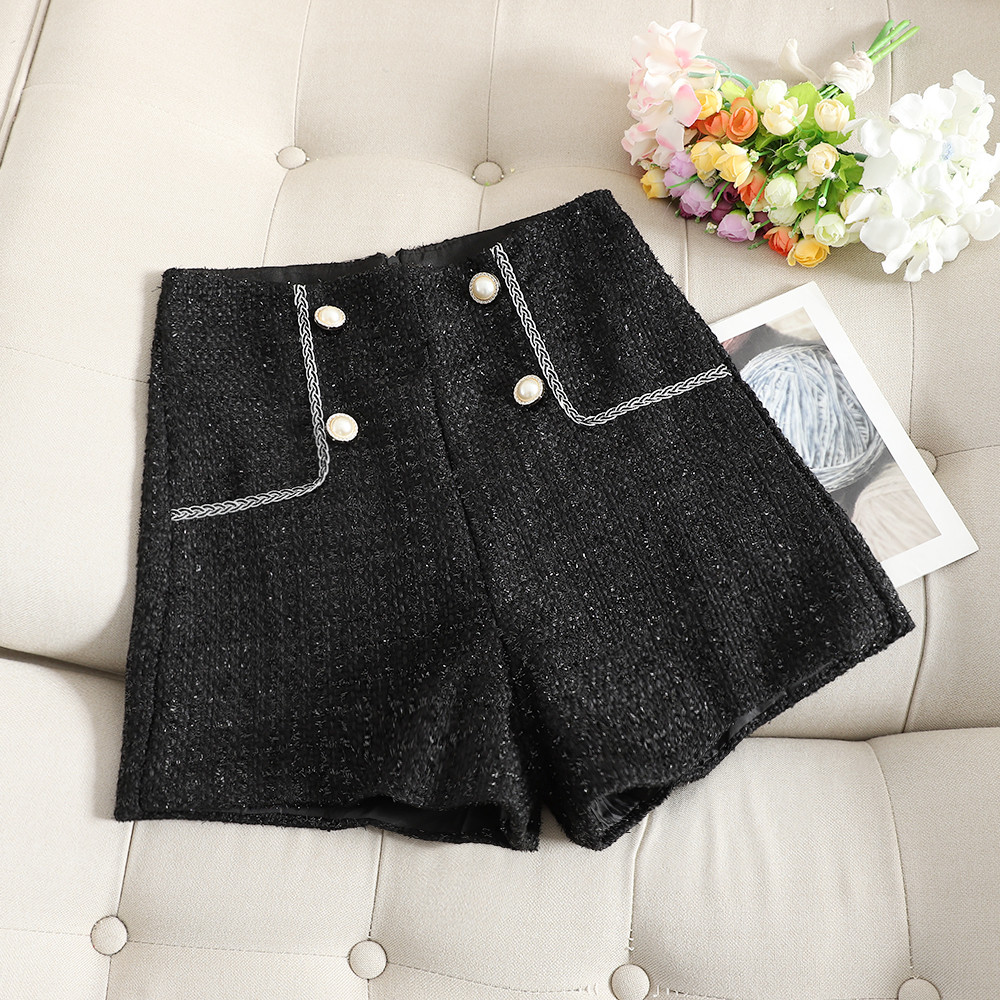 Κομψά γυναικεία σορτς με κουμπιά σε μαύρο, λευκό και μπλε χρώμα