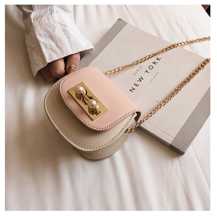 O geantă de mână mică cu lanț în mai multe culori