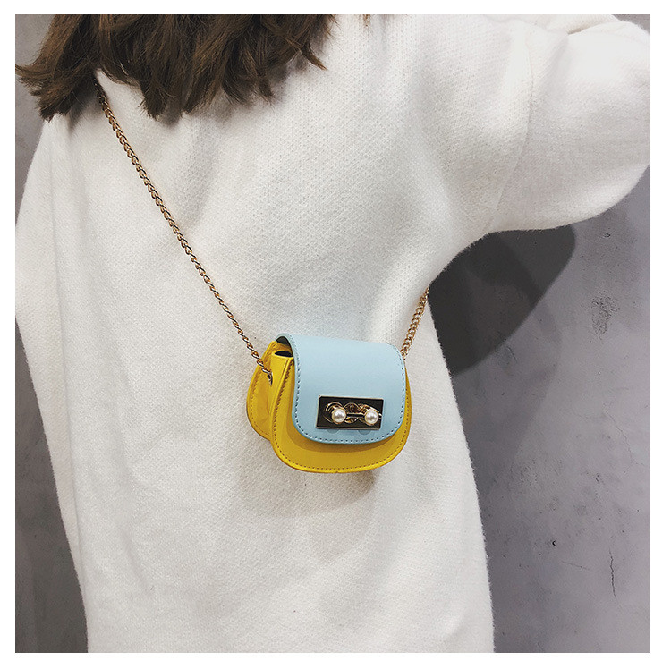 O geantă de mână mică cu lanț în mai multe culori
