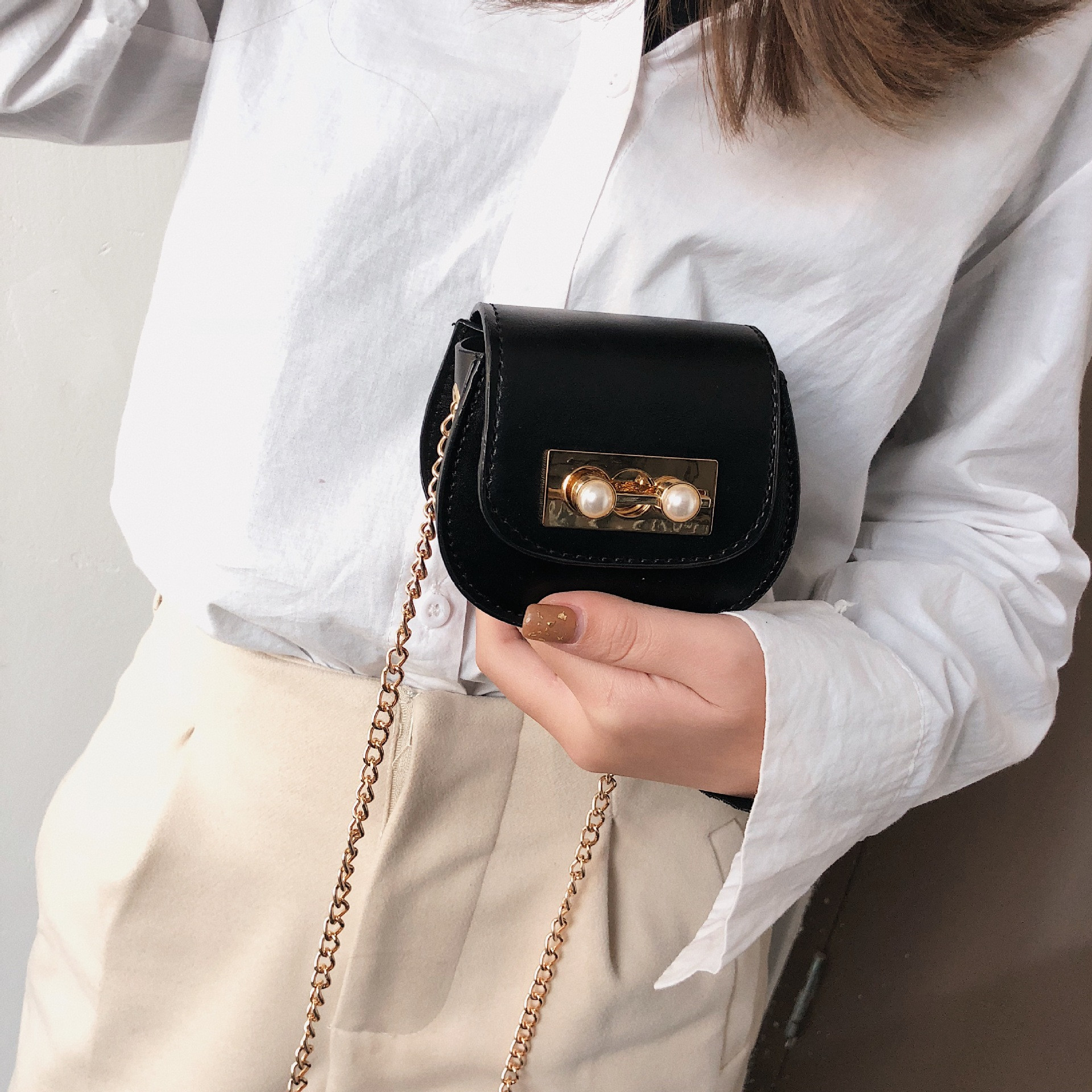 O geantă de mână mică cu lanț în mai multe culori