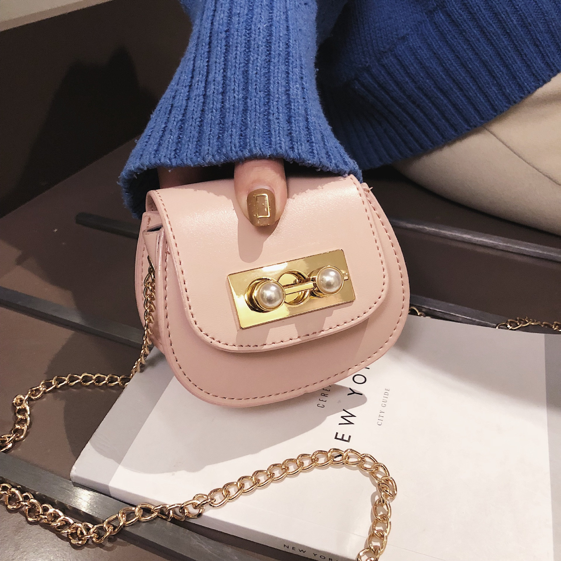 O geantă de mână mică cu lanț în mai multe culori