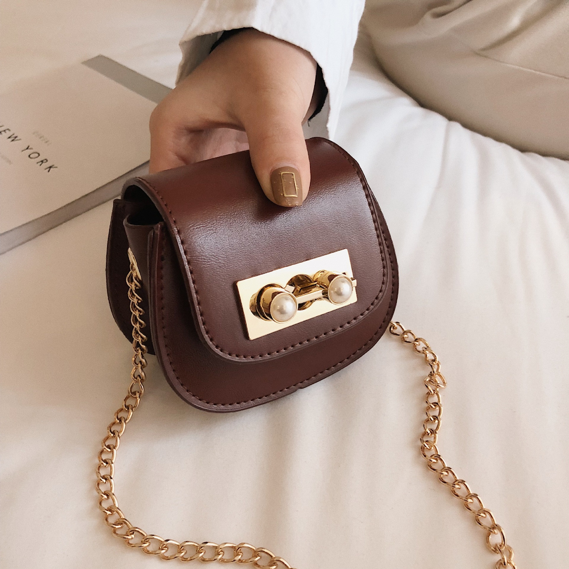 O geantă de mână mică cu lanț în mai multe culori