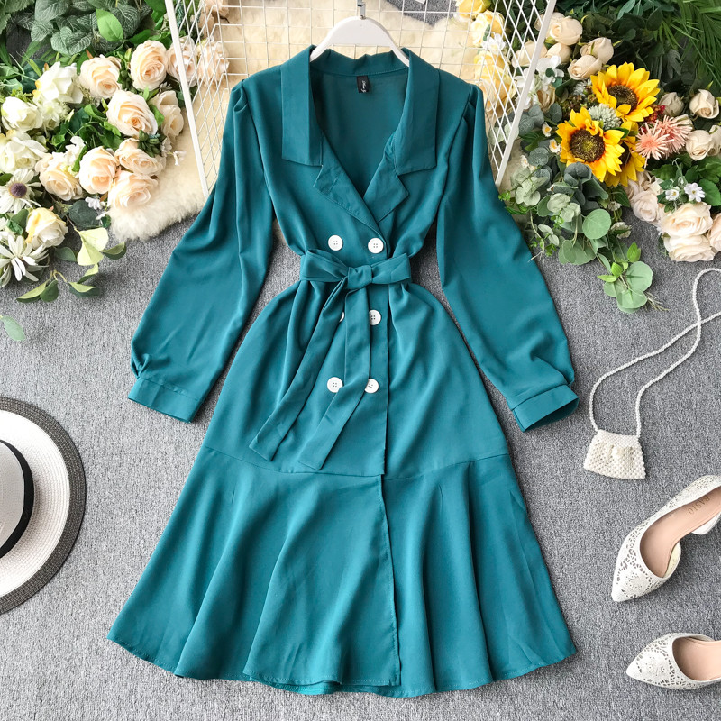 Rochie moderna de dama cu maneci lungi si model decupat nasturi