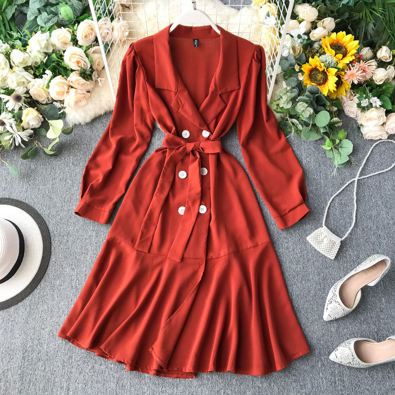 Rochie moderna de dama cu maneci lungi si model decupat nasturi