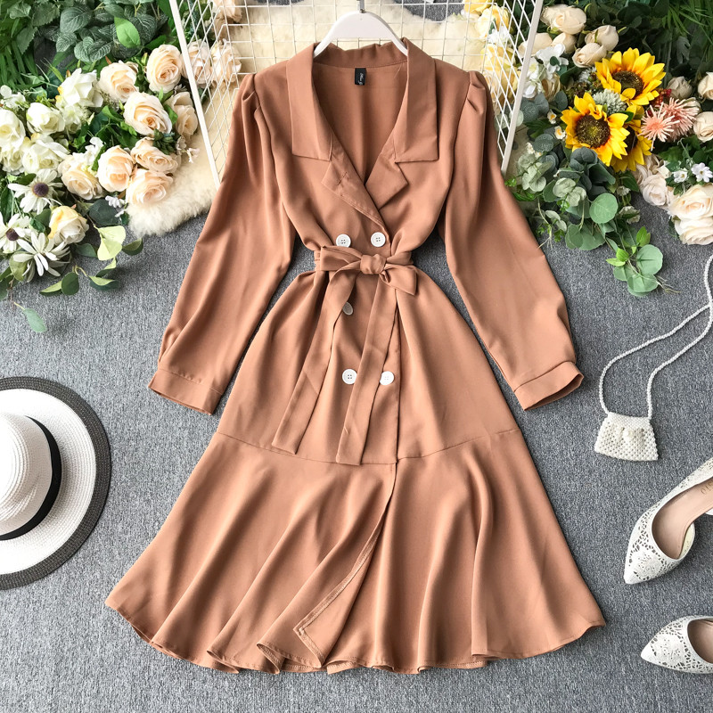 Rochie moderna de dama cu maneci lungi si model decupat nasturi