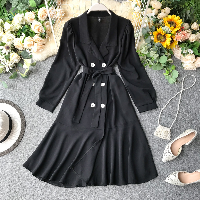 Rochie moderna de dama cu maneci lungi si model decupat nasturi