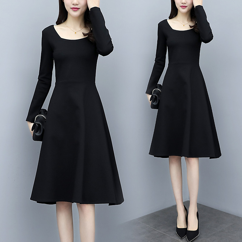 Modern női ruha hosszú ujjal és négyzet alakú nyakkivágással, fekete színben