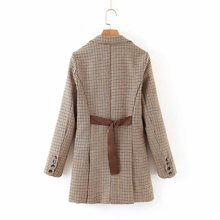 Női kockás kabát gombokkal és zsebekkel