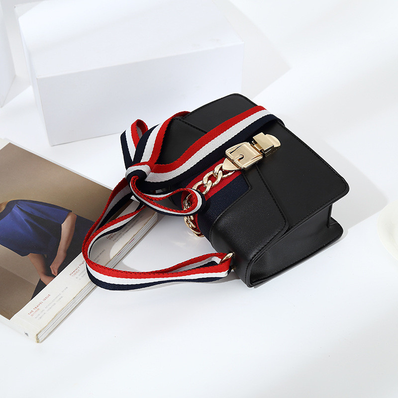 Stílusos női táska fém díszítéssel, három színben