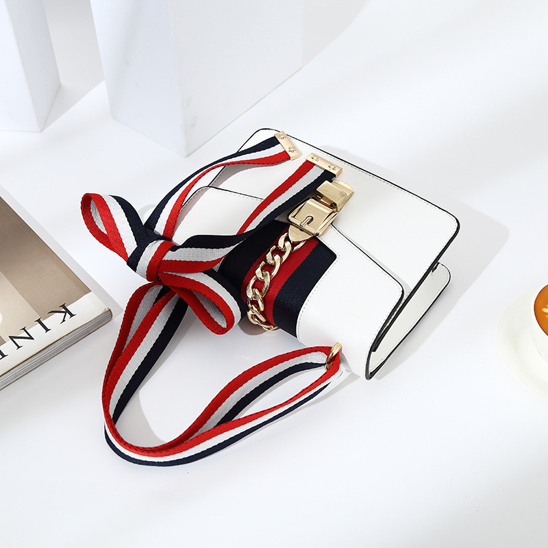 Stílusos női táska fém díszítéssel, három színben