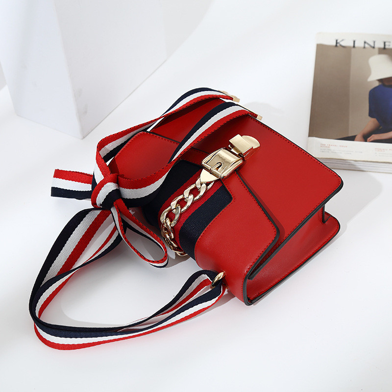 Stílusos női táska fém díszítéssel, három színben