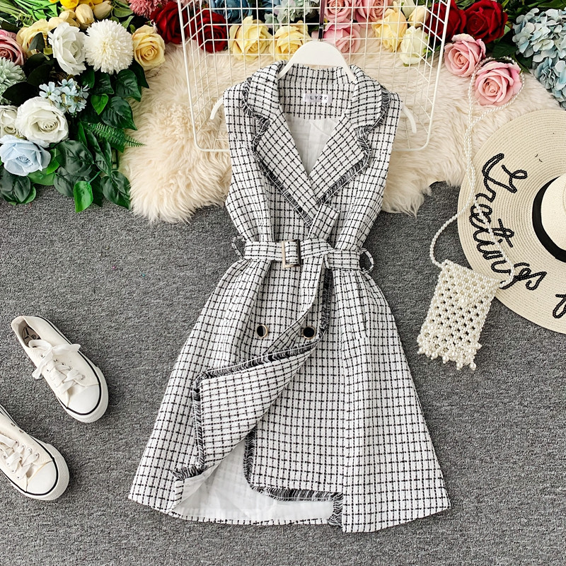 Stílusos női ruha fekete-fehér övvel