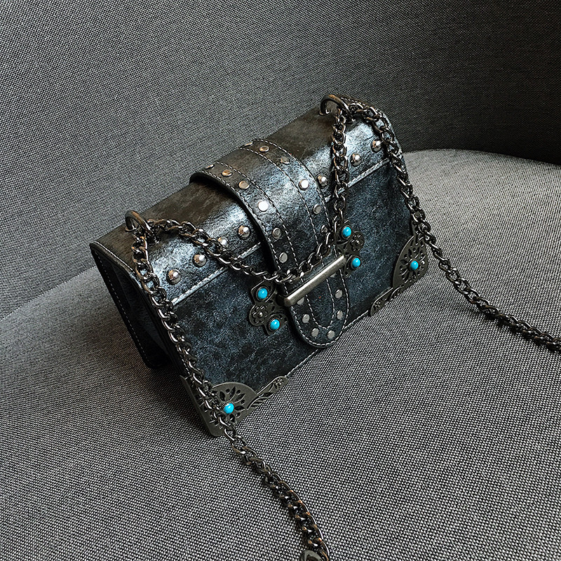 Κομψή  γυναικεία τσάντα με μεταλλικό στοιχείο σε τρία χρώματα