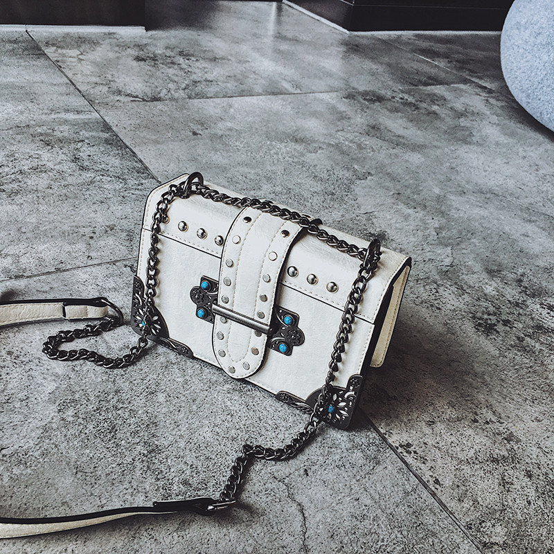 Κομψή  γυναικεία τσάντα με μεταλλικό στοιχείο σε τρία χρώματα