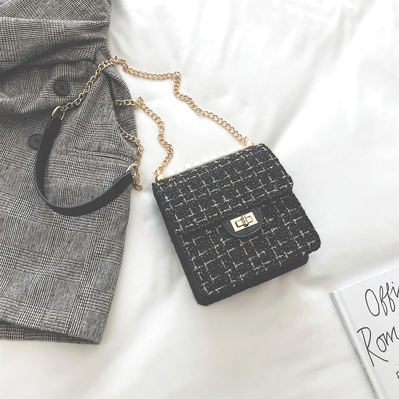 Geanta de dama moderna cu perle si lant metalic