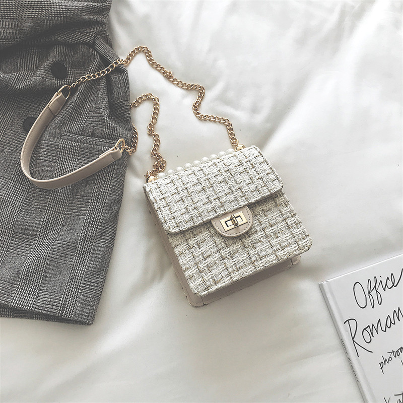 Geanta de dama moderna cu perle si lant metalic