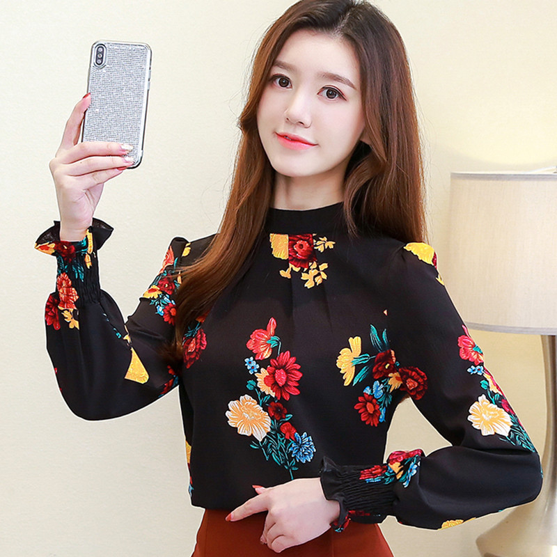 Μοντέρνα γυναικεία μπλούζα σε άσπρο και μαύρο χρώμα με φυτικά μοτίβα