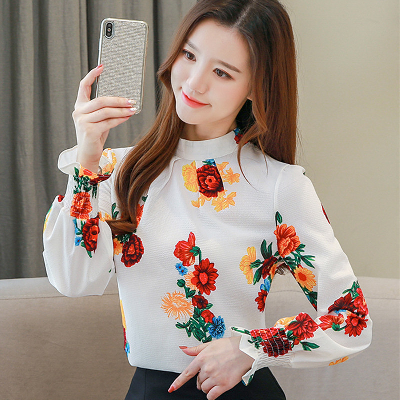 Μοντέρνα γυναικεία μπλούζα σε άσπρο και μαύρο χρώμα με φυτικά μοτίβα