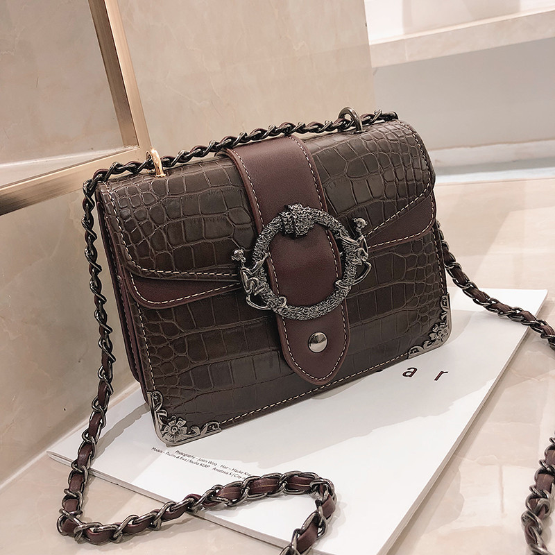 Geanta de dama eleganta cu decor metalic si maner lung in patru culori