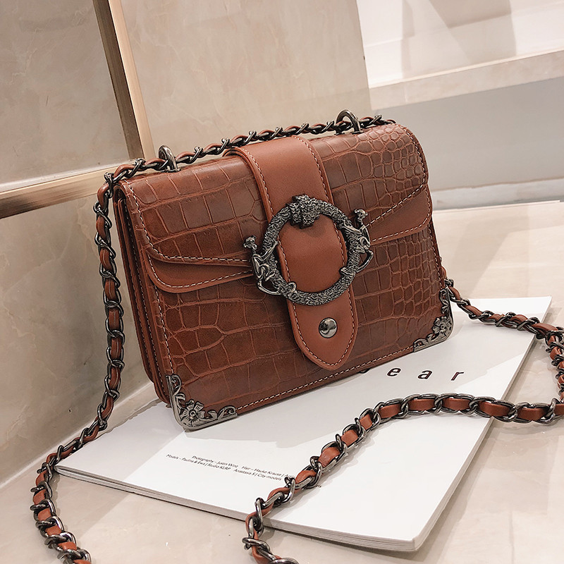 Geanta de dama eleganta cu decor metalic si maner lung in patru culori