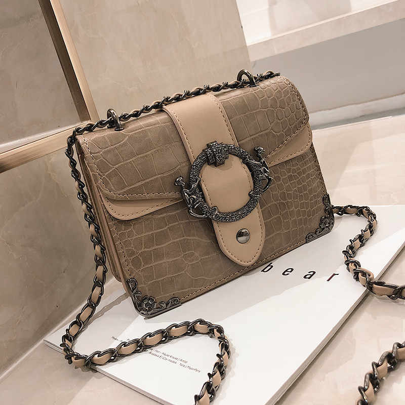 Geanta de dama eleganta cu decor metalic si maner lung in patru culori