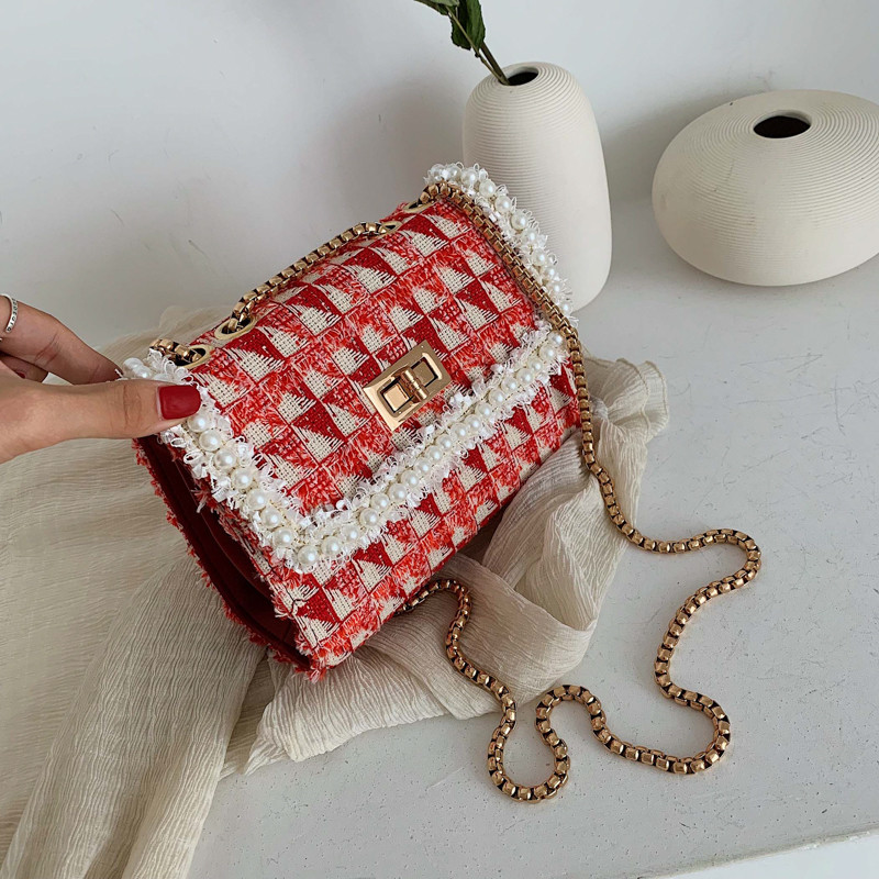 Geanta de dama cu perle si inchizator metalic