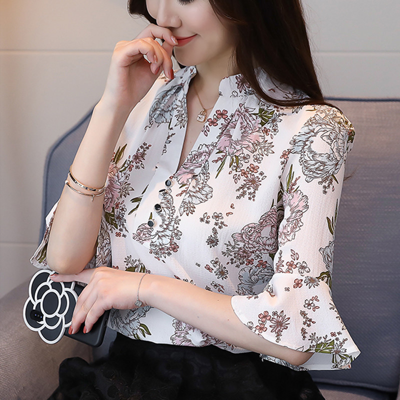 Модерна дамска блуза в черен и бял цвят с 3/4 ръкав и флорални мотиви