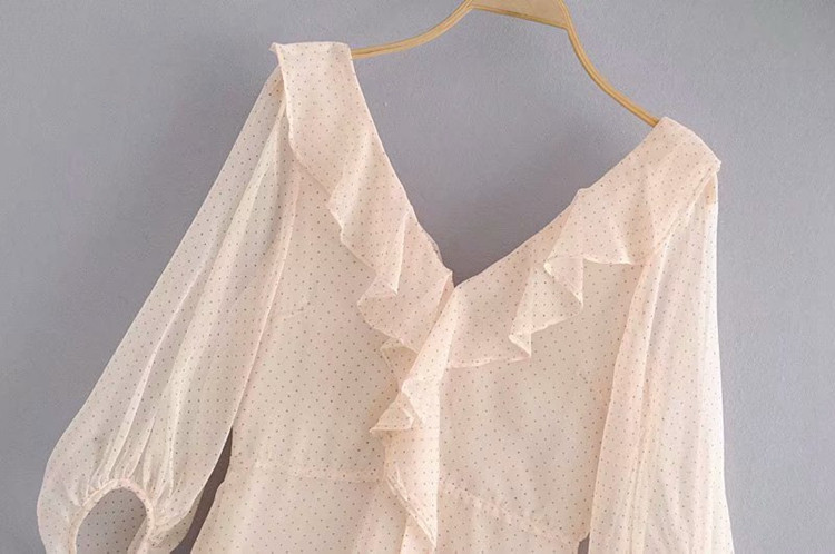 rochie de damă din tul cu un decolteu profund în formă de spitz