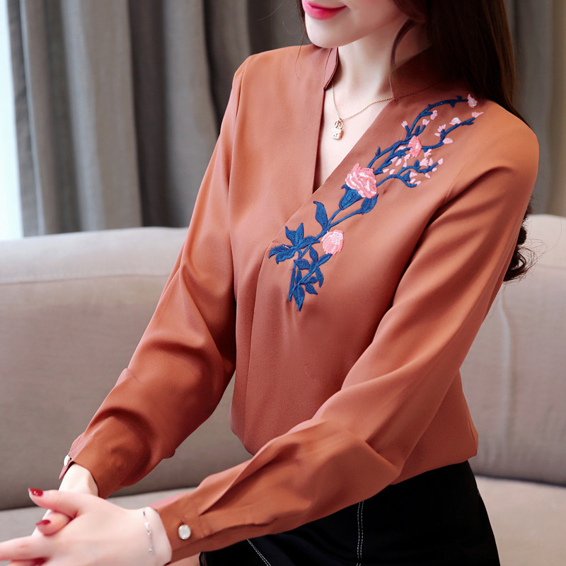 Cămașă elegantă de damă, în mai multe culori, cu broderie și decolteu în V