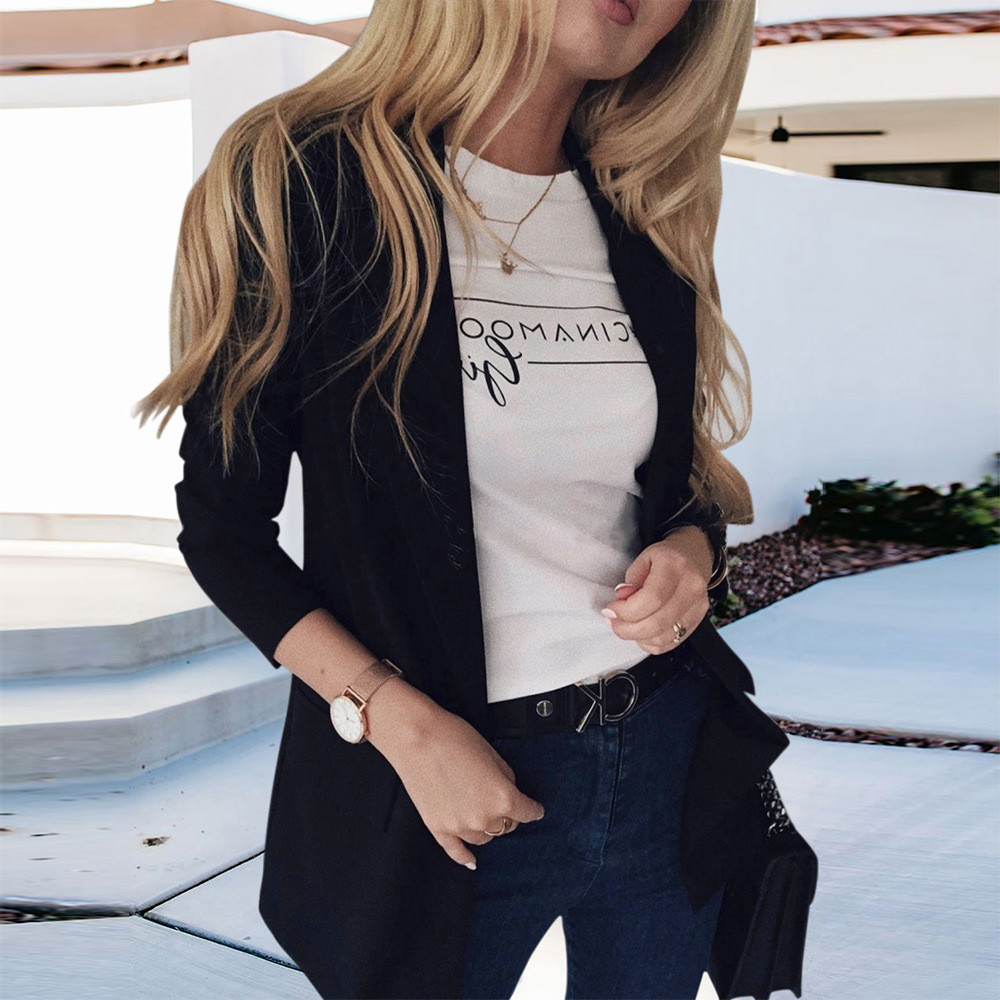 Stílusos női kabát V-alakú gallérral, különböző színekben