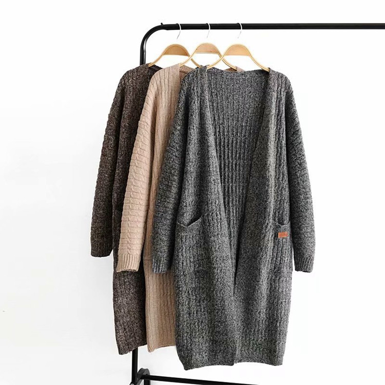 Hosszú, szürke színű női kardigán, zsebekkel, rögzítés nélkül