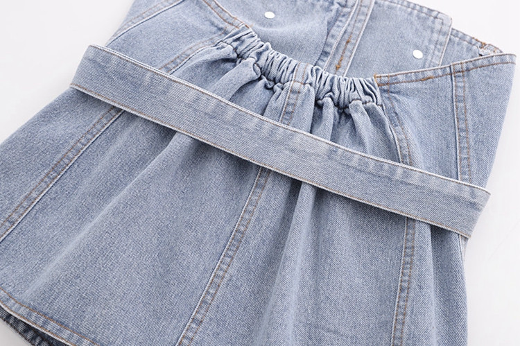 Γυναικείο τζιν μπουστάκι με ζώνη και κουμπιά σε μπλε χρώμα 