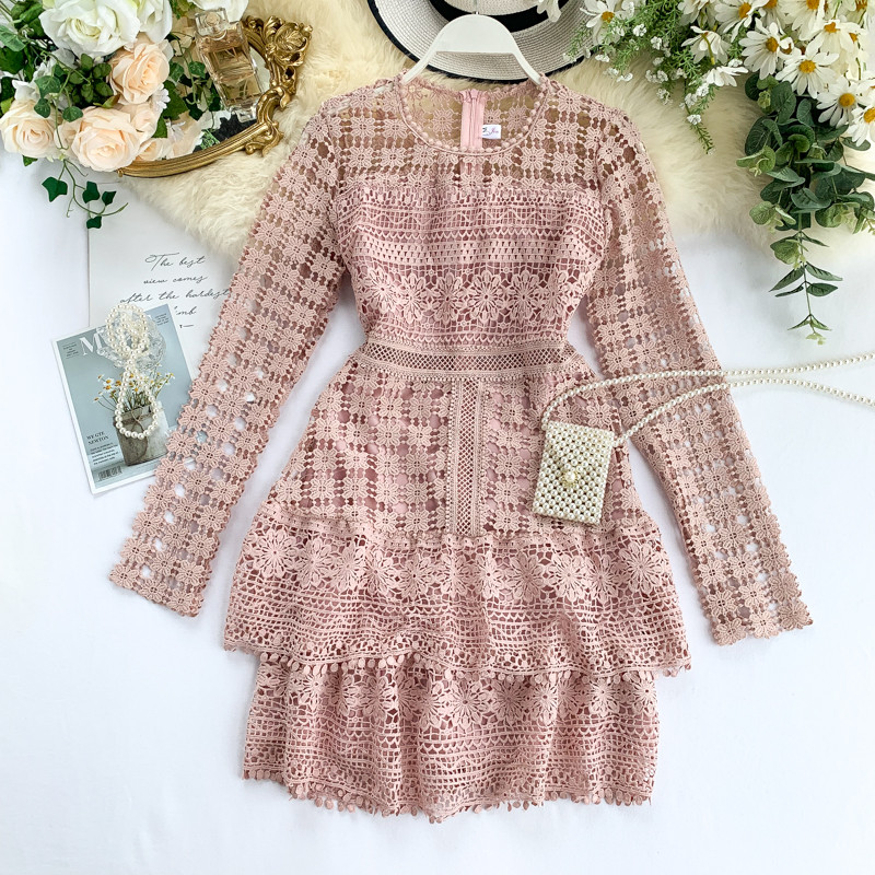 Stílusos női ruha csipkével és hosszú ujjal több színben