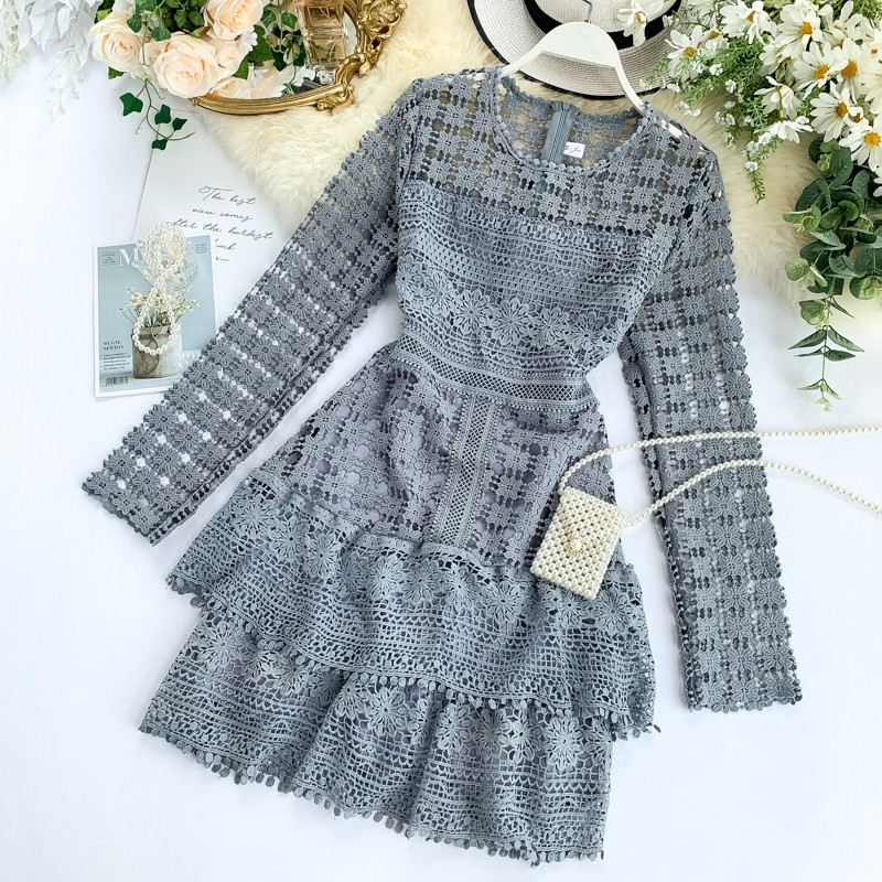 Stílusos női ruha csipkével és hosszú ujjal több színben