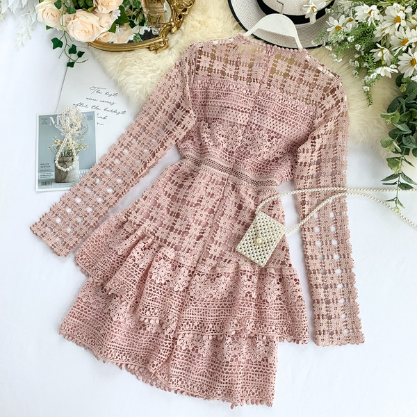 Stílusos női ruha csipkével és hosszú ujjal több színben