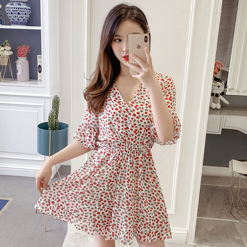 Modern női ruha hasított nyakkivágással és 3/4-es ujjakkal