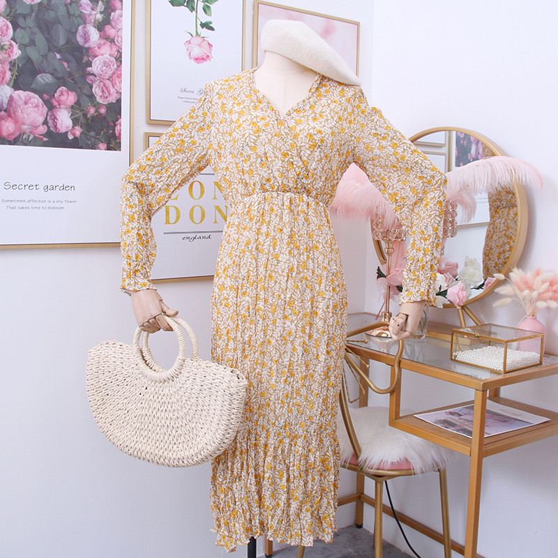 Γυναικεία φόρεμα με floral μοτίβα και V-neck