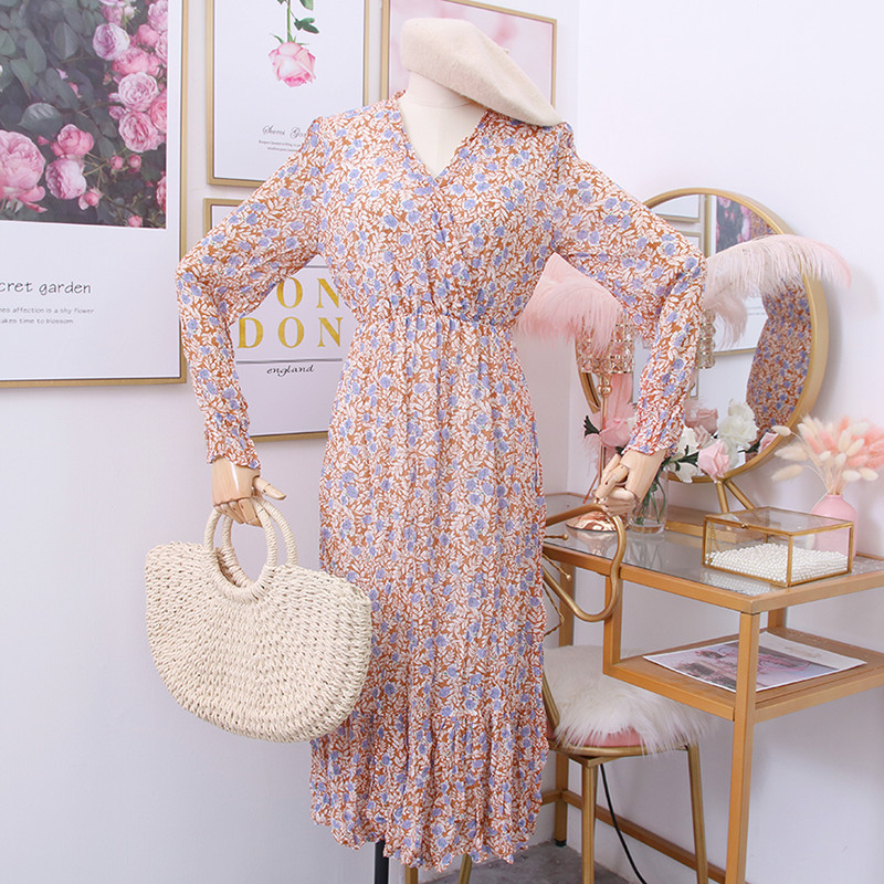 Γυναικεία φόρεμα με floral μοτίβα και V-neck