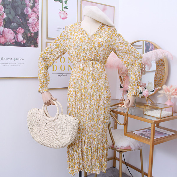 Γυναικεία φόρεμα με floral μοτίβα και V-neck